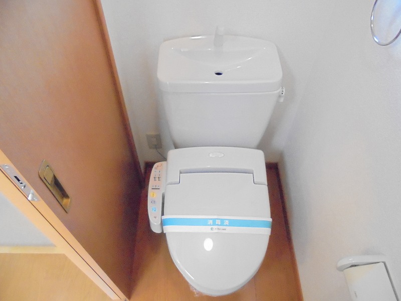 トイレ　嬉しい洗浄暖房便座付き(^^♪