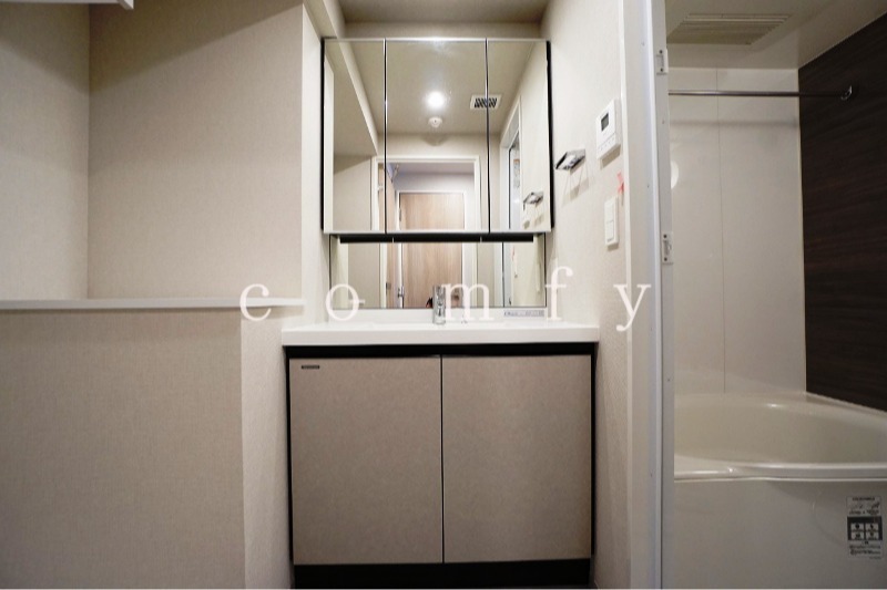 洗面設備　お洒落な独立洗面台