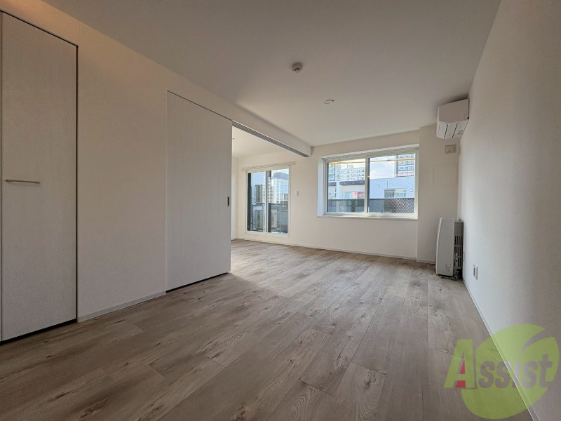 居室・リビング　エアコン付きで快適なリビングになっております！