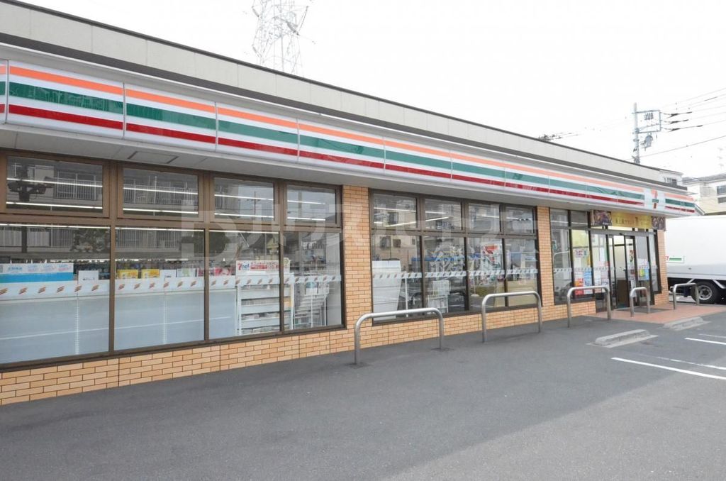 コンビニ　セブンイレブン足立花保南店（コンビニ）まで290m