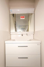 洗面設備　写真は同タイプ住居です。