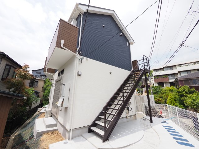 エントランス　最寄り駅徒歩１３分