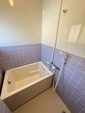 バス・シャワールーム　バス・トイレ別で、使い勝手の良い水回りです。ゆったりと湯船に