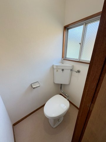 トイレ　窓付きのトイレで、自然換気ができるのも嬉しいポイント♪ 空気
