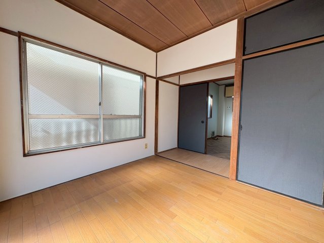 その他部屋・スペース　洋室5.5帖のお部屋です。2面採光で明るさを確保しやすく、窓
