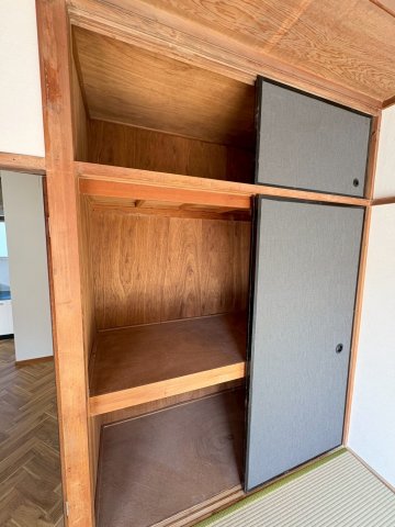 収納　奥行きのある押し入れタイプの収納を備えており、お布団もすっき