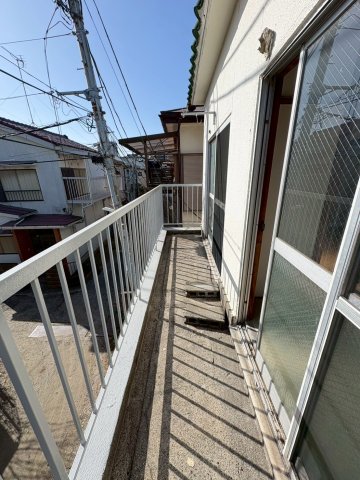 バルコニー　広々としたバルコニーで、お洗濯物はもちろん、お布団も干してい