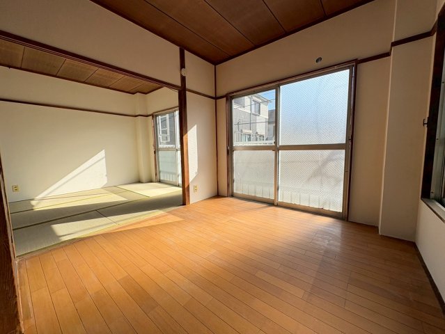 居室・リビング　最上階・南東向きのお部屋で、日当たり良好です。明るく心地よい