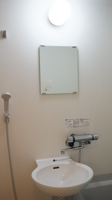 洗面設備　鏡付の洗面ボウルなので、洗顔するときに便利ですね☆