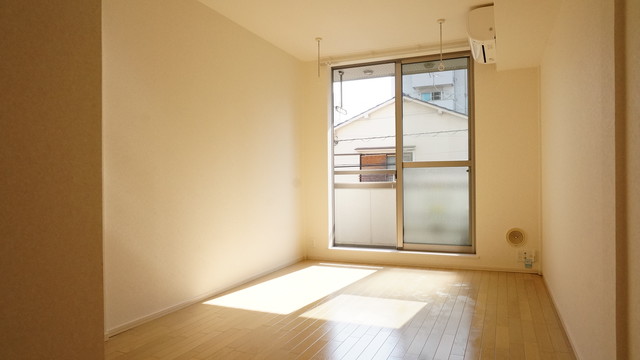 居室・リビング　南向きなので日当たりが良く日中は照明なしで過ごせます♪