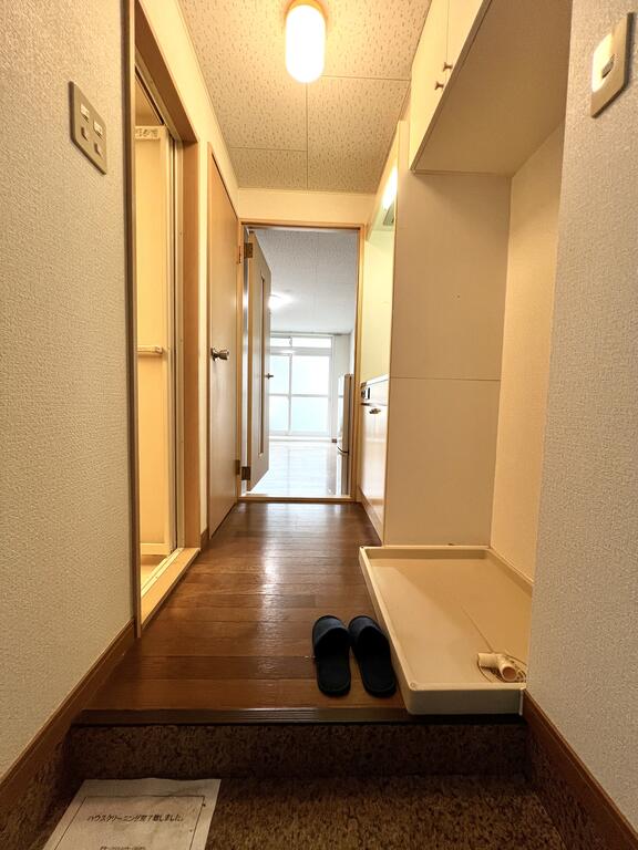 玄関　※床の色が異なる場合があります