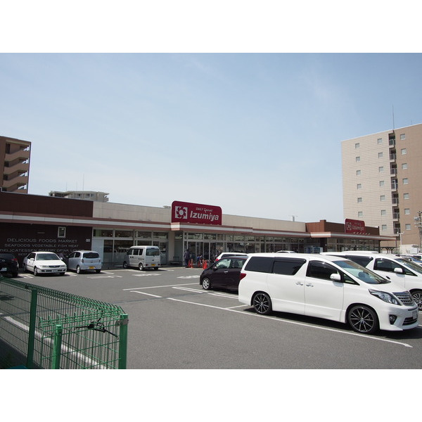スーパー　デイリーカナートイズミヤ新大宮店（スーパー）まで375m