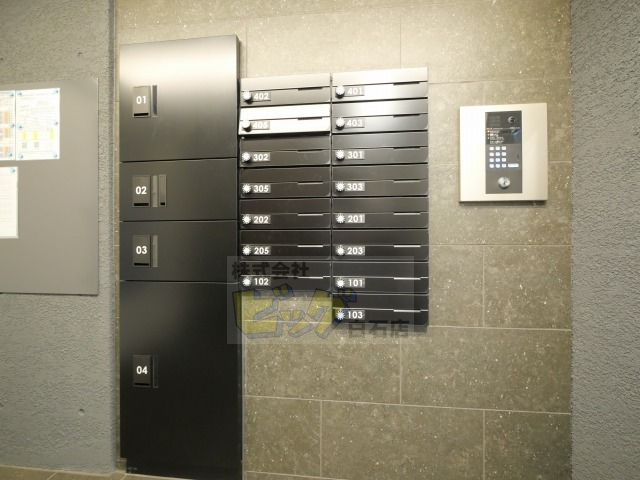 エントランス　留守中も荷物が受け取れて便利な宅配ＢＯＸ完備しています♪