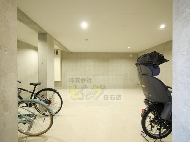 その他共有部分　屋内駐輪場だから高価な自転車でも安心です♪