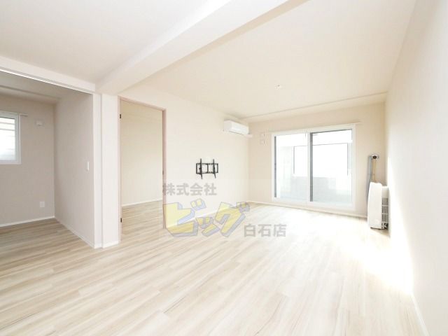 居室・リビング　１５帖を超える広さのリビングです♪