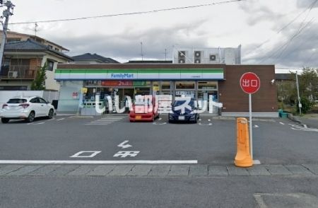 コンビニ　ファミリーマート（コンビニ）まで526m