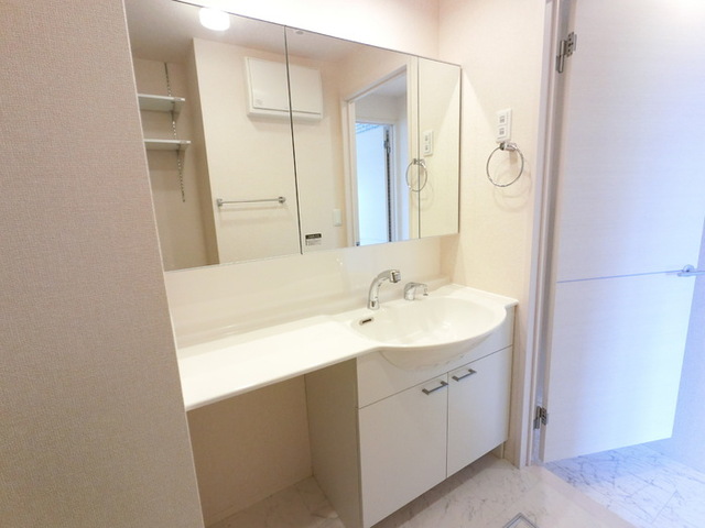 洗面設備　三面鏡付きカウンター洗面化粧台