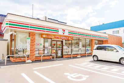 コンビニ　セブンイレブン札幌月寒東1条6丁目店（コンビニ）まで352m