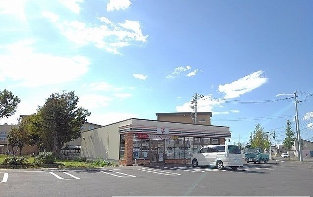 コンビニ　セブンイレブン（コンビニ）まで580m