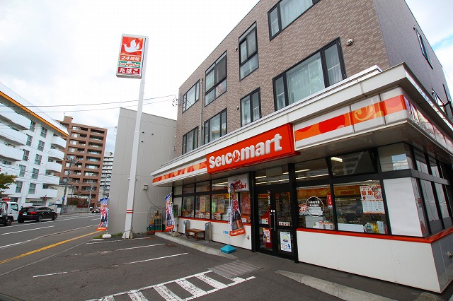 コンビニ　セイコーマート平岸3条店（コンビニ）まで215m