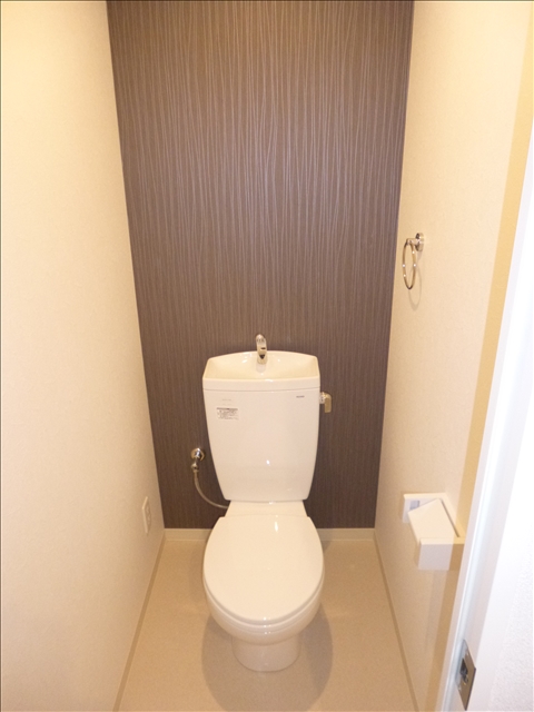 トイレ　アクセントクロスがオシャレですよね☆