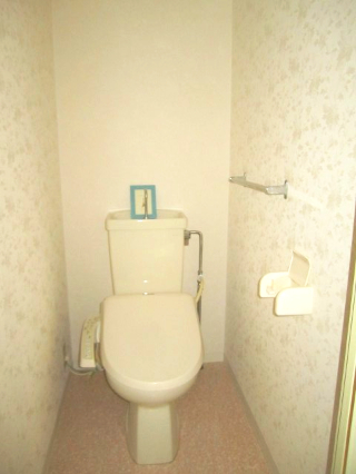 トイレ　前回募集時の写真です 温水洗浄便座は残置です