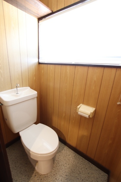 トイレ　別部屋写真（反転タイプ）