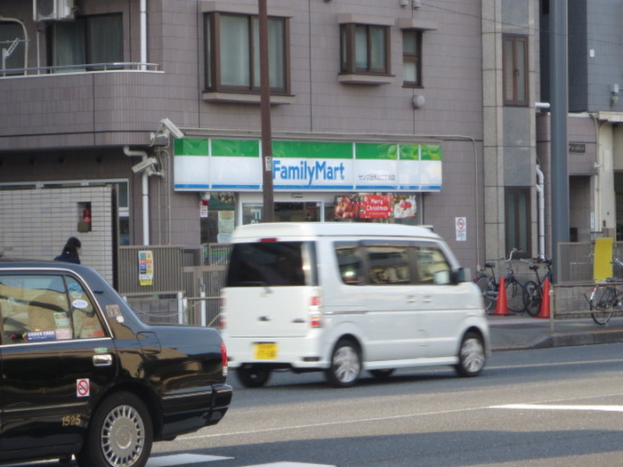 コンビニ　ファミリーマート（コンビニ）まで550m