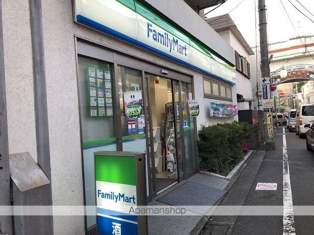 コンビニ　ファミリーマート（コンビニ）まで135m