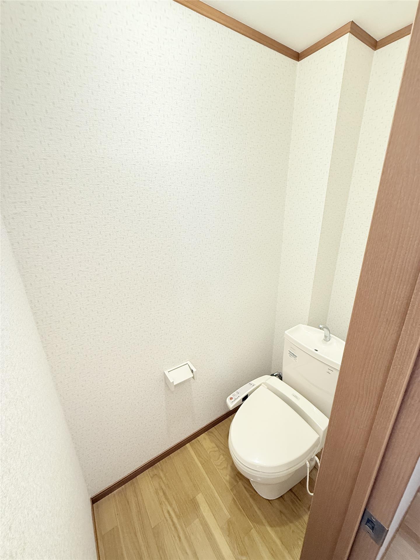 トイレ　※別部屋写真。現状優先。