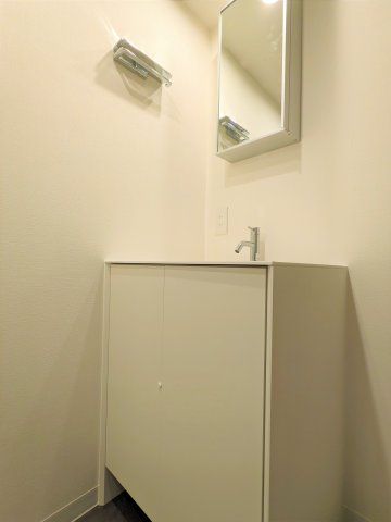 洗面設備　独立洗面台、小物を置くことができて便利です