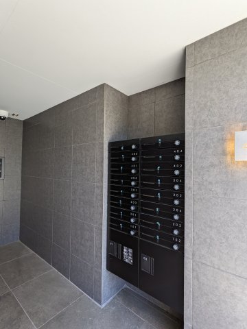 エントランス　落ち着いたエントランスです