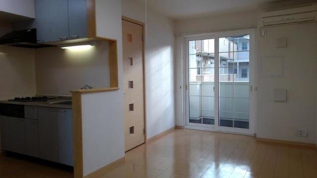 居室・リビング　内装は落ち着いています