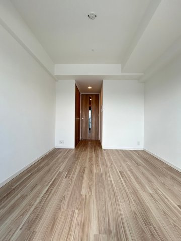 居室・リビング　1004号室のモデルルームのお写真となります。ご参考までにご