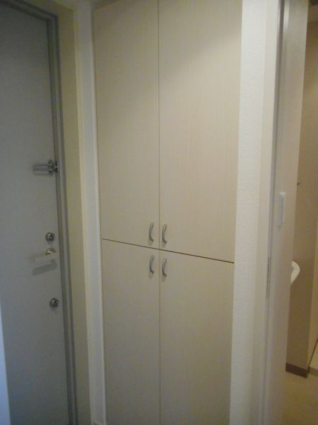 玄関　玄関収納　※床、設備、建具の色が写真と異なります。