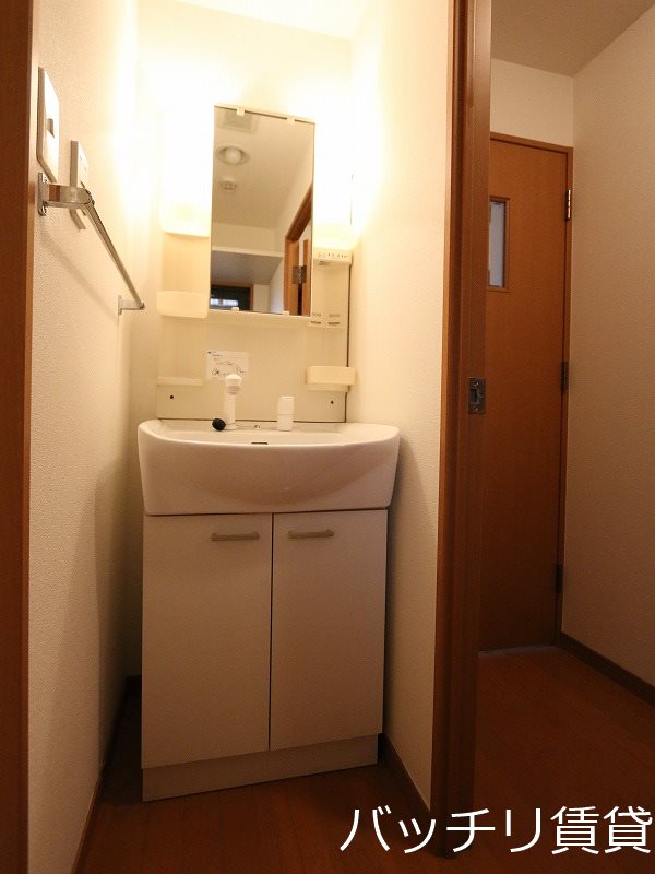 洗面設備　別号室タイプの為、現状を優先します