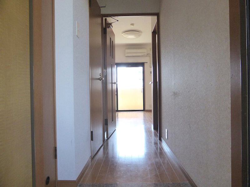 玄関　別号室タイプの為、現状を優先します