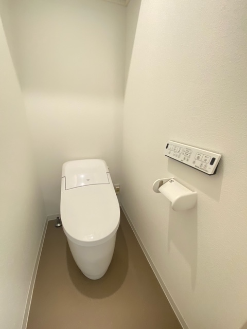 トイレ　別号室の参考写真になります。