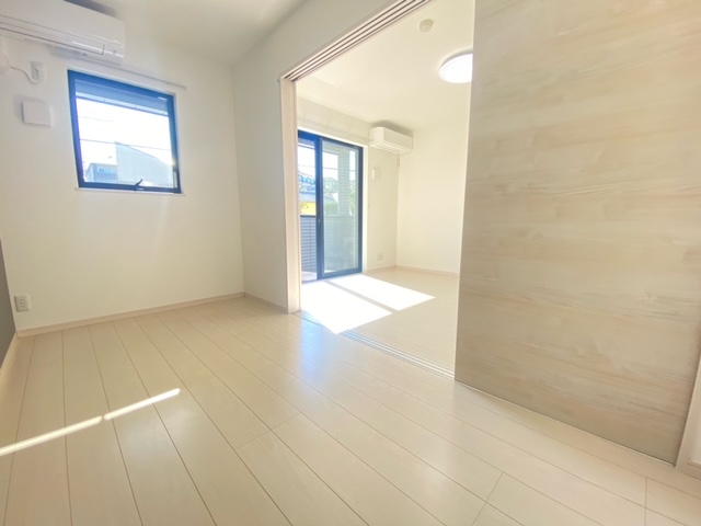 居室・リビング　別号室の参考写真になります。