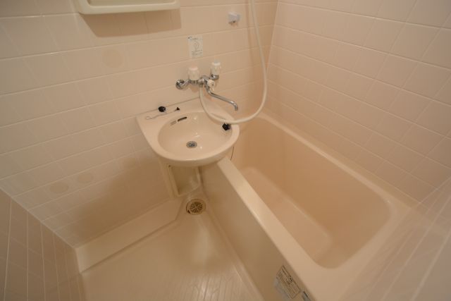 バス・シャワールーム　シンプルで機能的なユニットバスです♪