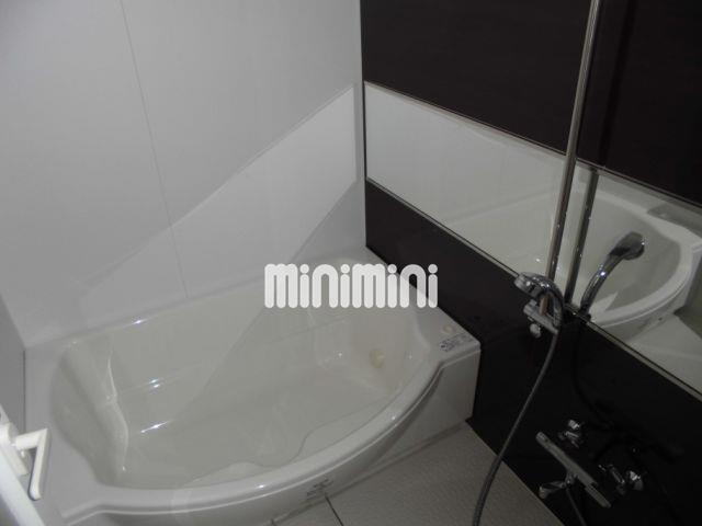 バス・シャワールーム　広めの浴槽で大きな鏡があります