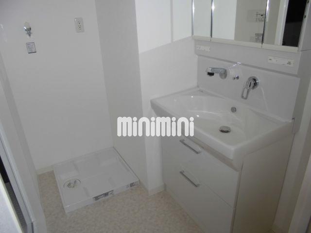 洗面設備　収納充実な洗髪洗面化粧台