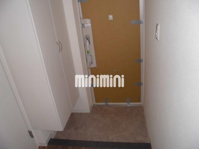 玄関　靴箱の下にも物が置けます