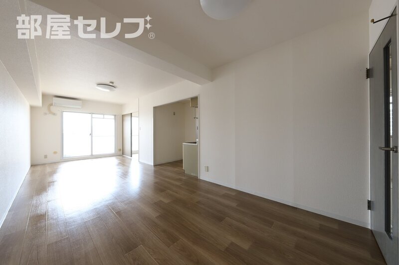 居室・リビング　８０１号室の写真を参照