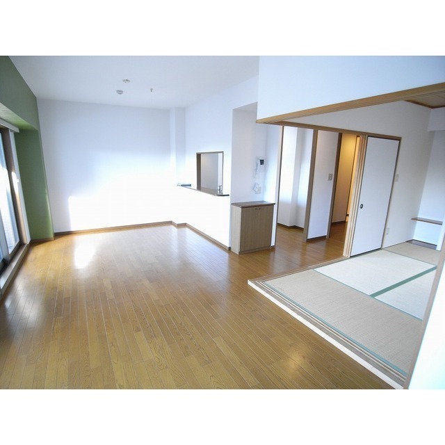 居室・リビング　１２．５帖の広々リビング