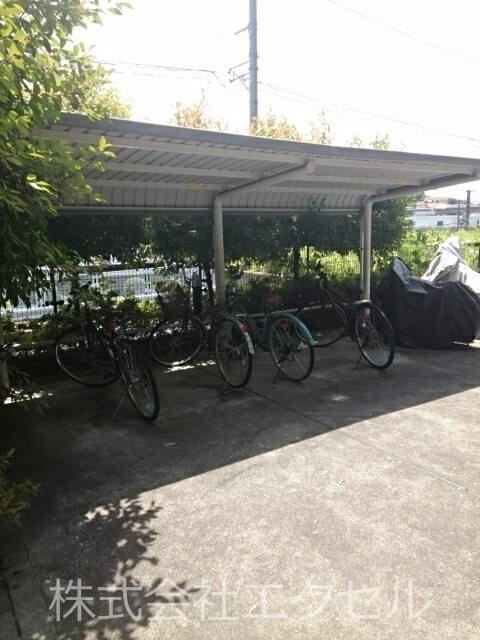 その他共有部分　屋根付きの駐輪場です。