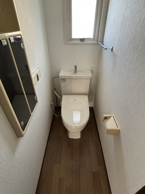 トイレ　同物件別号室の写真です。