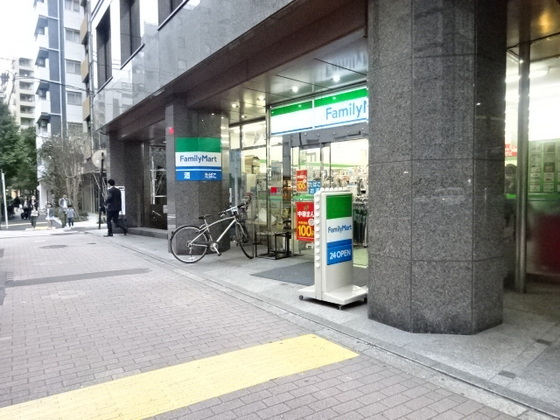 コンビニ　ファミリーマート（コンビニ）まで528m