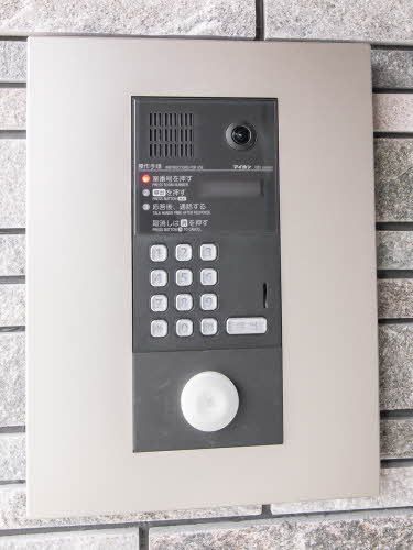 セキュリティ　オートロックあり。防犯カメラも設置されています。