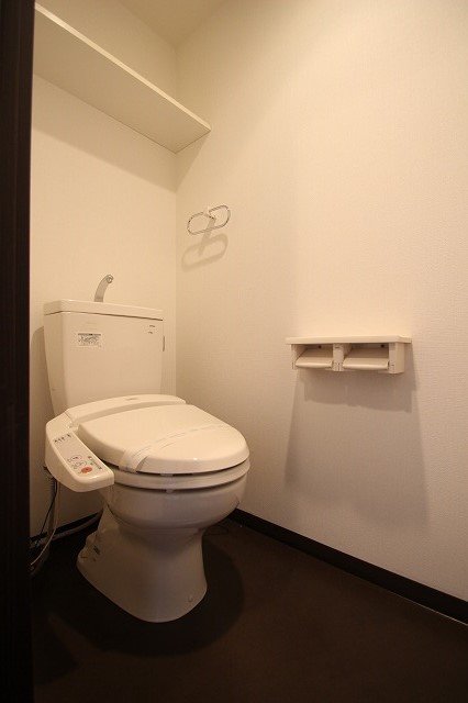 トイレ　同物件別号室の写真です。